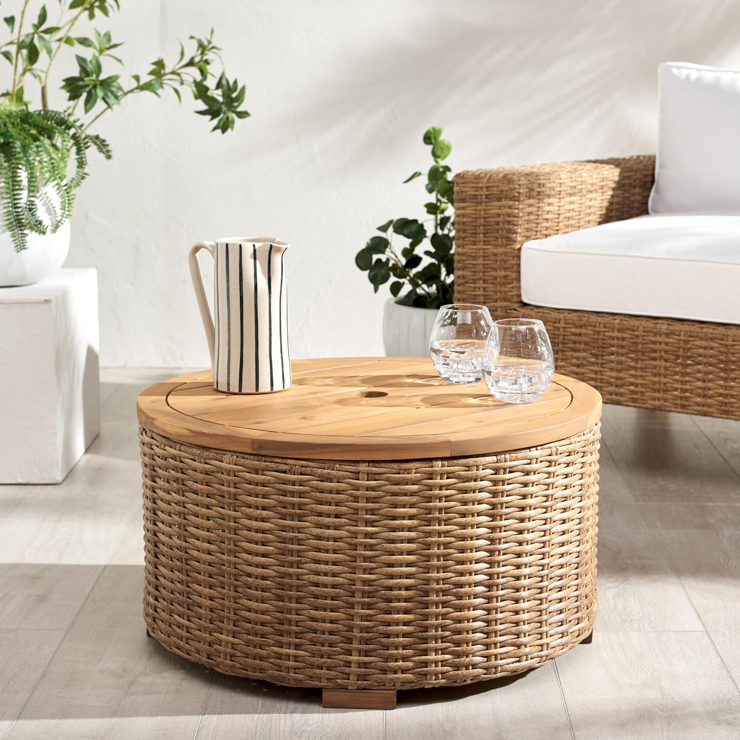SAFAVIEH Couture Collection – Anguilla Faux Wicker Indoor/Outdoor Storage Coffee Table, Fully Assembled, Natural Brown Patio Accent Table with Removable Wood Top (CPT2103A)